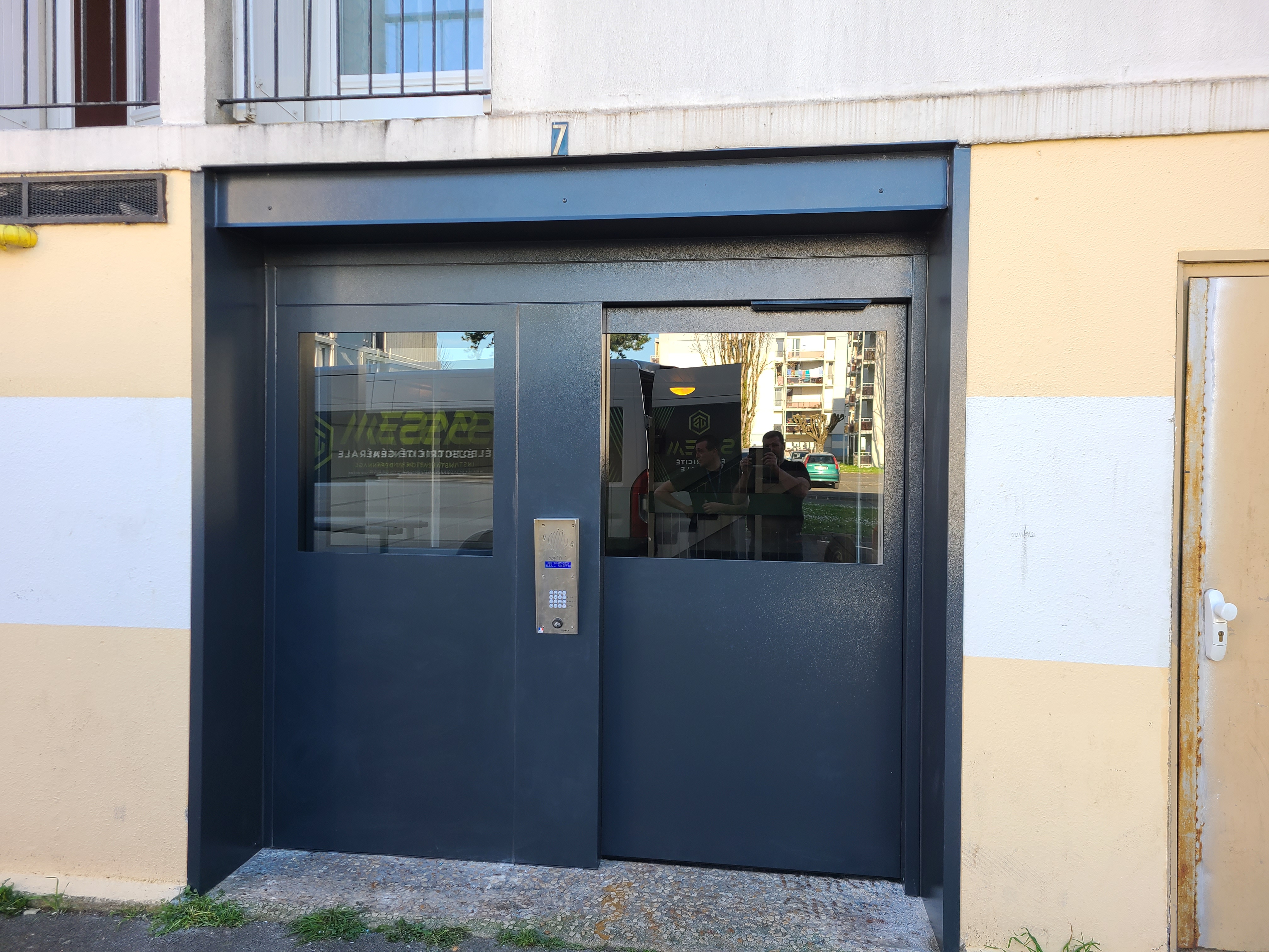 Porte coulissante avec platine interphonie