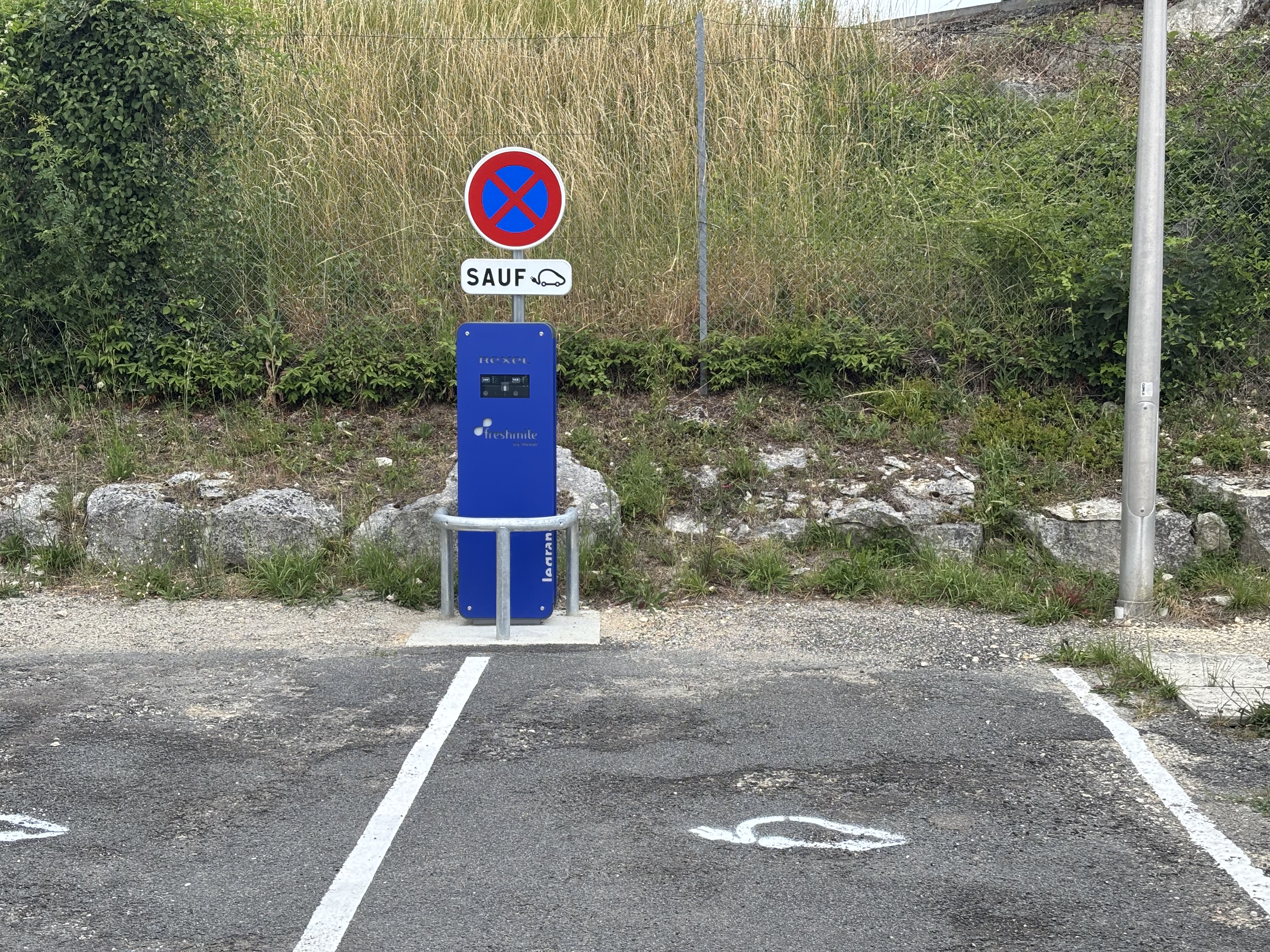 Borne IRVE avec panneau de signalisation